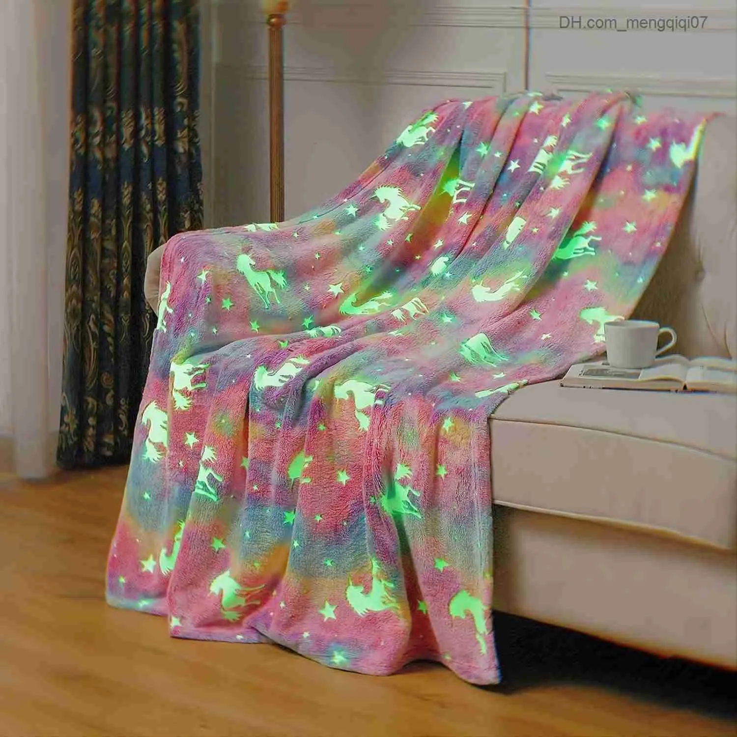 Couvertures emmailloter 1 morceau de couverture lumineuse licorne flanelle jeter couverture douce et chaude couverture de canapé couverture légère pour enfants Z230809