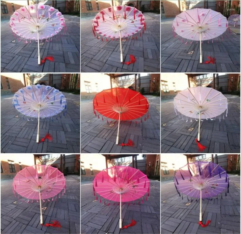 Guarda-chuvas 1 pçs guarda-chuva de arte chinesa moldura de bambu guarda-sol de seda para festa de aniversário de casamento noiva dama de honra design de flores pintadas à mão