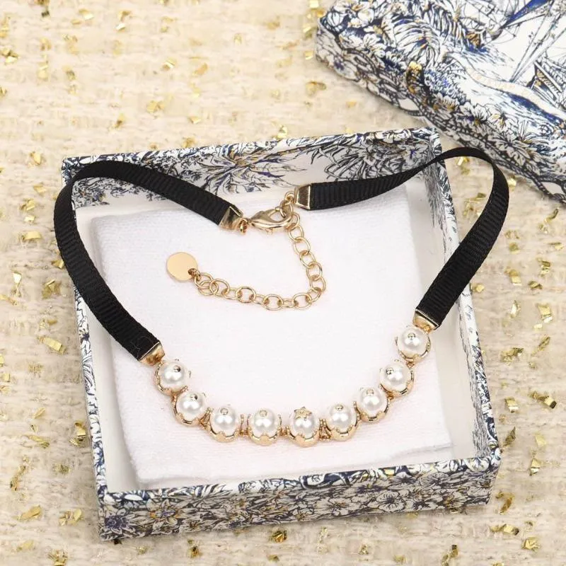 Цепочки 2023 винтажные бренды женское ожерелье роскошные украшения для женских дизайнерских ожерелий из жемчужной ленты моды моды
