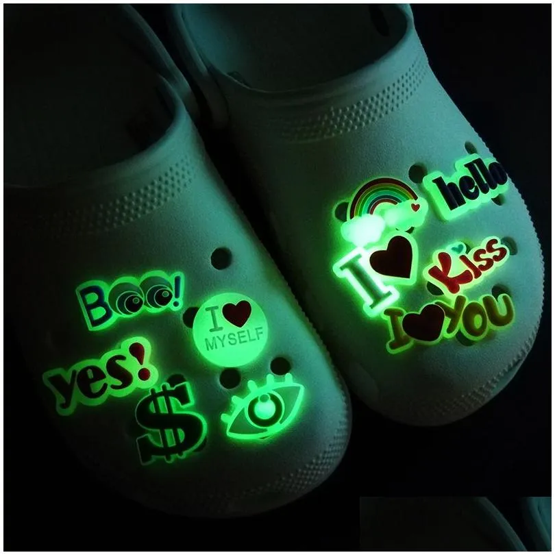 Charms moq 50pcs aydınlık tıkanma ayakkabı tatlı stil gökkuşağı parıltısı karanlık tokalarda aksesuarlar dekorasyonlar 2D plastik floresan pimler f dh4v8