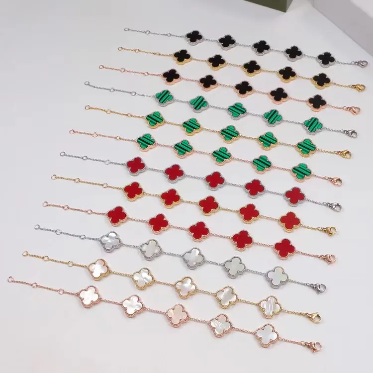 Commercio all'ingrosso di lusso del braccialetto di marca di cinque fiori a quattro foglie classici dei braccialetti del progettista delle donne di 12 colori braccialetti d'acciaio di titanio classici