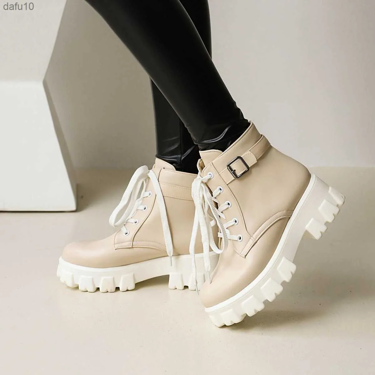 Плюшевая подкладка Cross Strap Metal Bugle, чтобы увеличить ботинки для анкеля вокруг толстых нижних уличных модных тенденций Unisex Womens Boots L230704