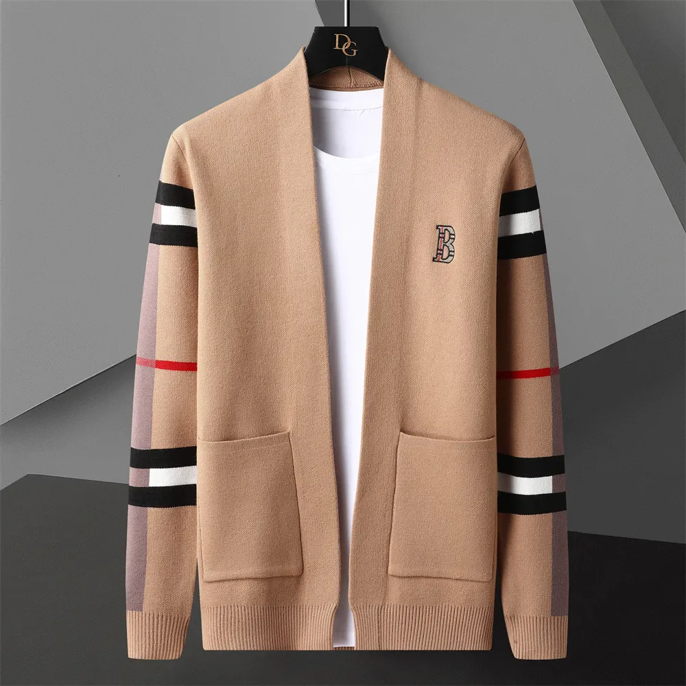 Pulls pour hommes Poche Hommes Cardigan Marque De Mode Automne Hiver Designer Cardigan Plus La Taille Angleterre Style Épissé Couleur Cardigan Veste En Tricot 230808