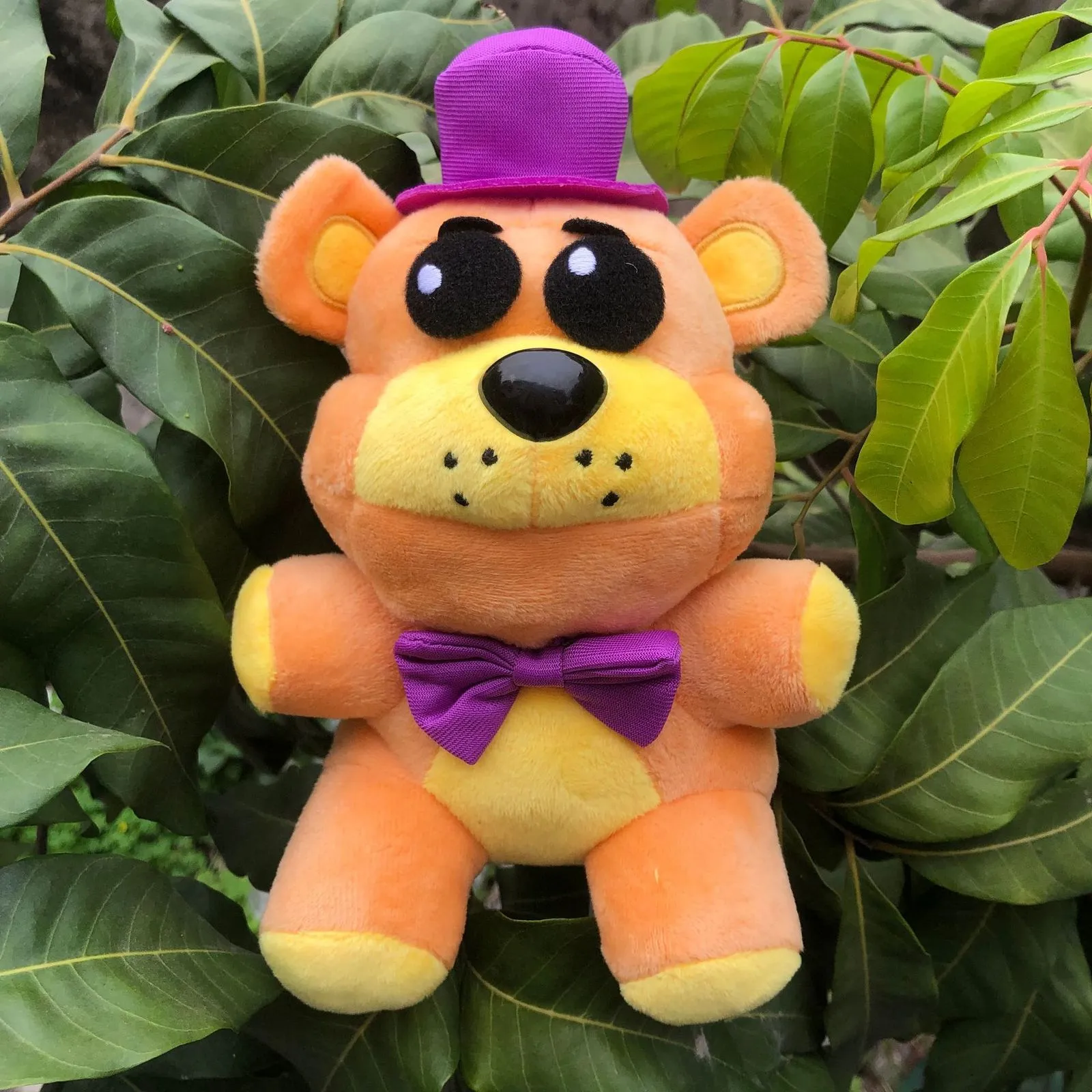 Fyllda plyschdjur Nya 20 cm Midnight Doll Bear Plush Toy Game kring Brown Bear Red Character Doll