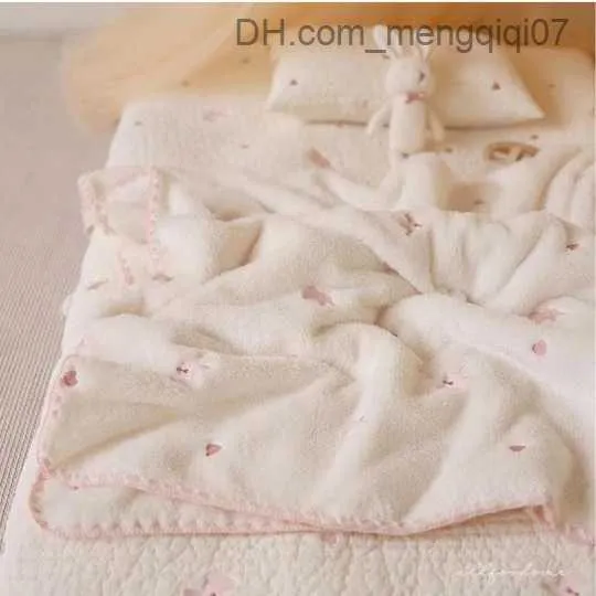 Filtar Swaddling Korean Baby Filt Coral Plush Bear Rabbit Cartoon Embroidery Filtar Nyfödd täcker Filtar Children's Quilt Handcart Filt Z230809