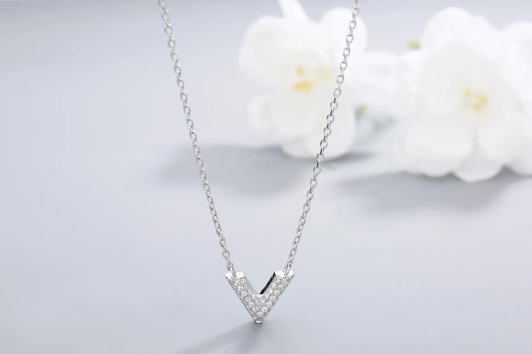 2023 Fashion New Hot Selling Japanse en Koreaanse 925S Zilveren Kleine V-vormige Volledige Diamanten Hanger met Minimalistische Ketting