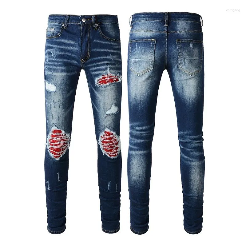 Jeans masculino 2023 Design Arrivals Fashion Blue Dark Sim-fit Calças masculinas de couro vermelho com fiapos remendadas 1318