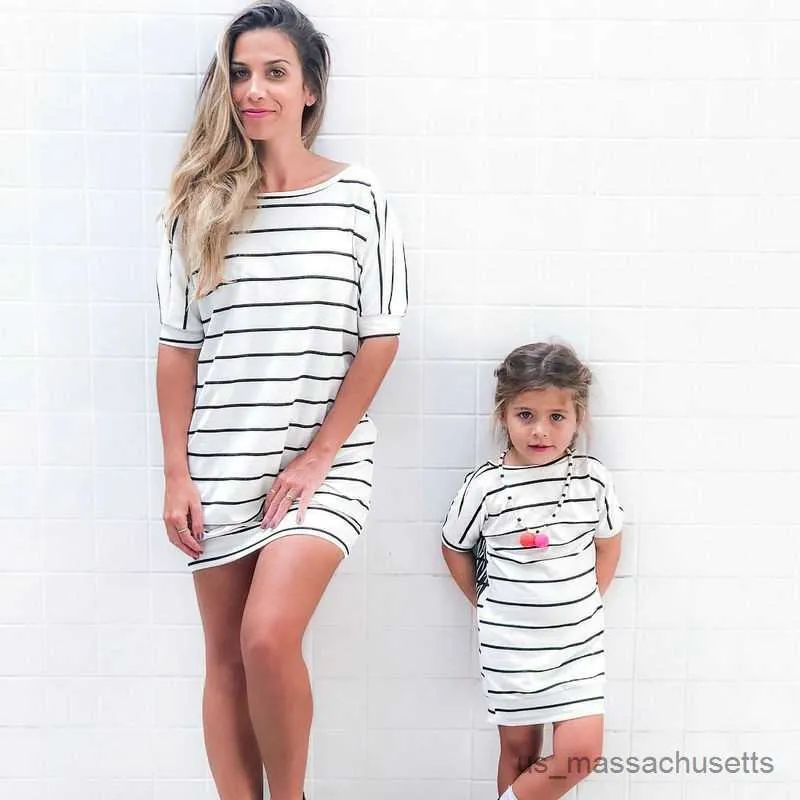 Familjsmatchande kläder 2023 Kort ärm randig klänning Summer Family Matching Outfits Wings Dresses Mommy and Me Clothing Set Baby Girls Clothes R230810