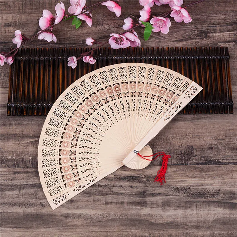 Prodotti in stile cinese Moda matrimonio Ventaglio pieghevole in bambù intagliato a mano profumato Ventaglio cinese in legno Ventaglio pieghevole vintage di antichità cava Decorazioni per la casa