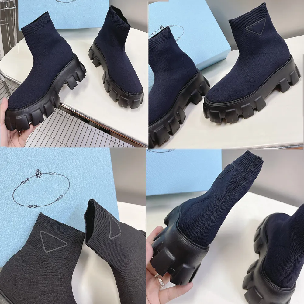 Monolith-Strickstiefeletten blau 1T115N. Die klobige, modernistische Sohle mit einem einzigartigen monolithischen Design wird mit dem gestrickten Obermaterial mit sportlichen Allure-Stiefel der Luxusmarke kombiniert