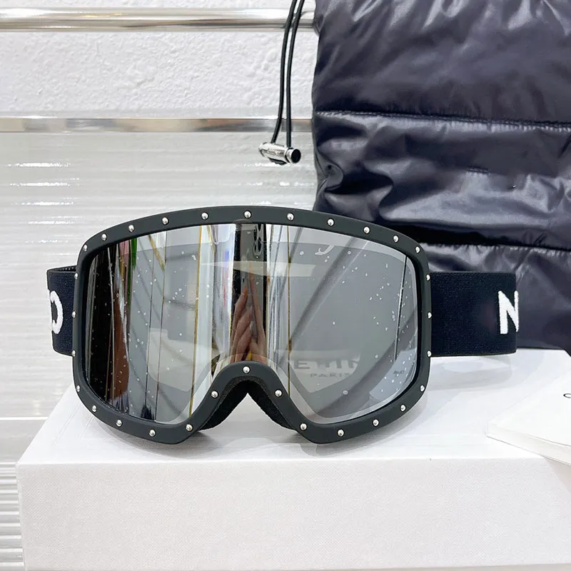 SKI MASK IN WITH METAL ski mask frame Preventing UVA UVB Front metal stud decorationAdjustable strap with signature embroidery Occhiali da sci Ski Glasses