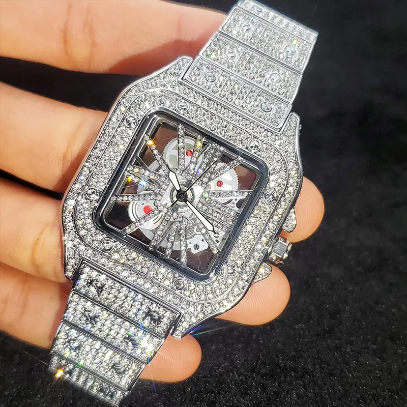 손목 시계 패션 스퀘어 시계 남성을위한 패션 스퀘어 시계 럭셔리 반짝이는 다이아몬드 중공 쿼츠 손목 시계 클래식 디자인 힙합 얼음 시계 판매 230809