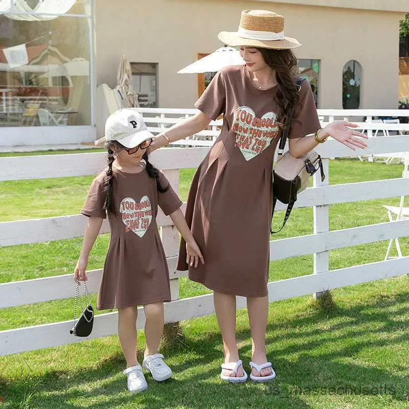 Familjsmatchande kläder Sommarmatchande familjekläder Mamma dotter klänningar pappa son t-shirt byxor famliy look semester par outfit för resor r230810