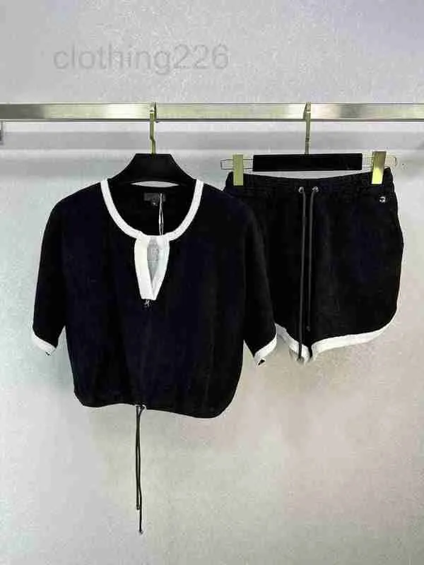 Kvinnors tvådelade byxor Designer 2023 Tidig Autumn New Black and White Contrast Coral Fleece 5/4 Sleeve Top High midje Shorts Set 8y47