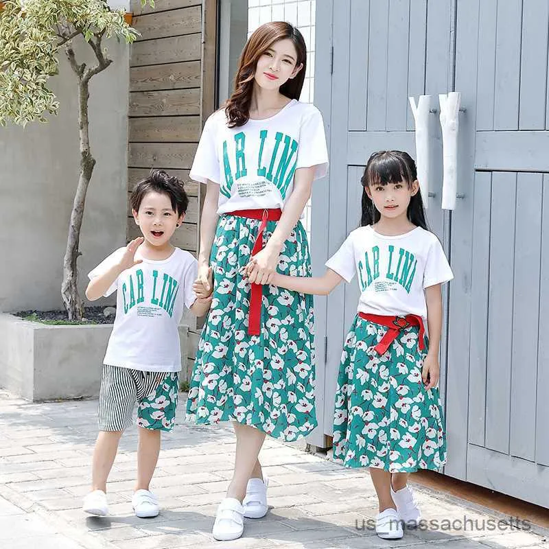 家族を一致する服をマッチする服をマッチする夏のホリデーマザー娘フローラルドレスパパ息子コットンTシャツパンツファミリールックカップル衣装R230810