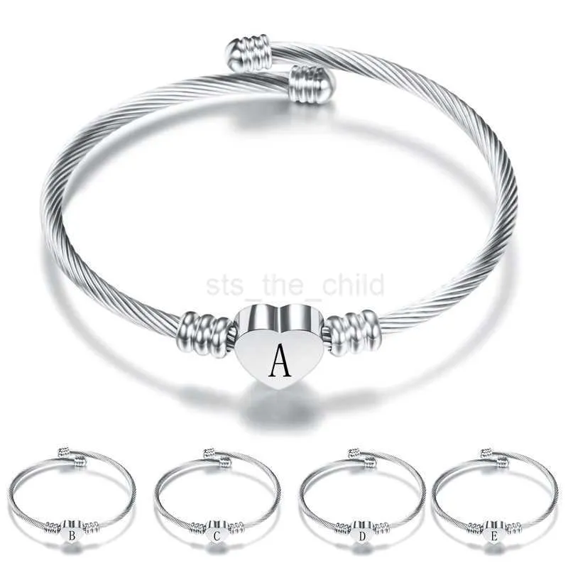 Pulseiras de charme modyle cor prata cor aço inoxidável pulseira de coração com letra de letra Fashion alfabetes Charms de pulseiras para mulheres