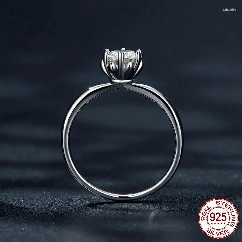 Anelli a grappolo Anello in mossanite scintillante in argento sterling S925 Zircone placcato in platino Set di sei artigli Lusso