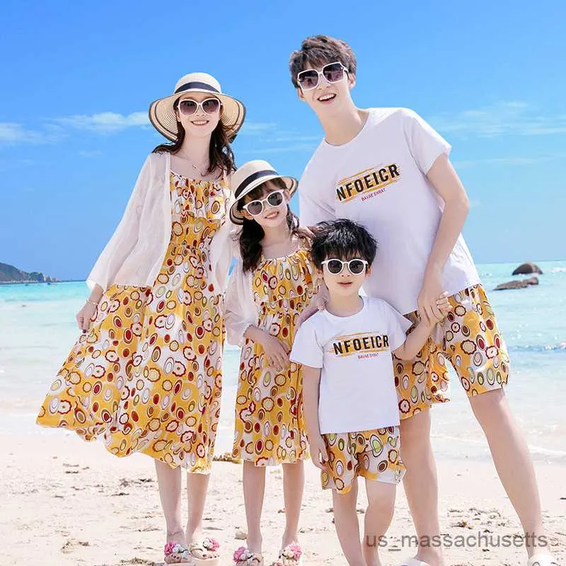 Family Matching Outfits Summer Beach Family Matching Outfits Mum Daughter Floral Dress Dad Son Cotton T-shirt Shorts Couple Clothes Holiday R230810