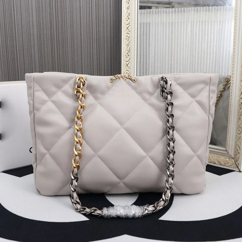 Kalvskinn shopping väskor modedesigner handväska svart och guldkedja axelväskor klassiska diamant crossbody clutch väska hög kapacitet och hög sense totes