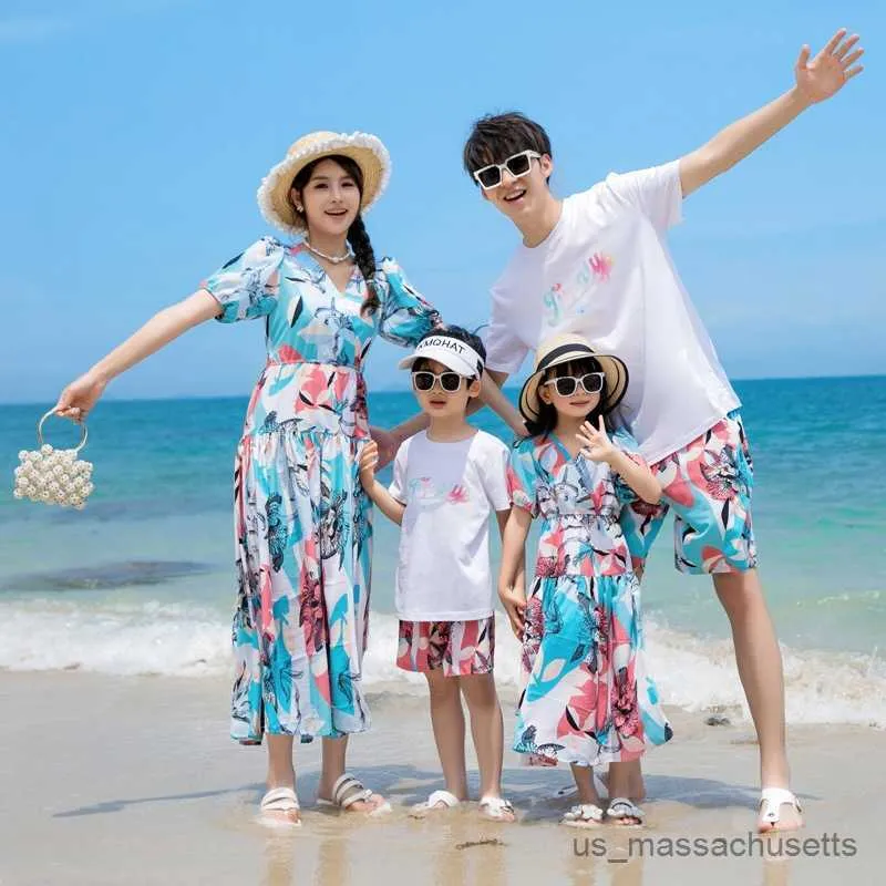 Family Matching Outfits Summer Family Matching Outfits Beach Mum Daughter Floral Dresses Dad Son Cotton T-shirt Shorts Couple Clothes Holiday R230810