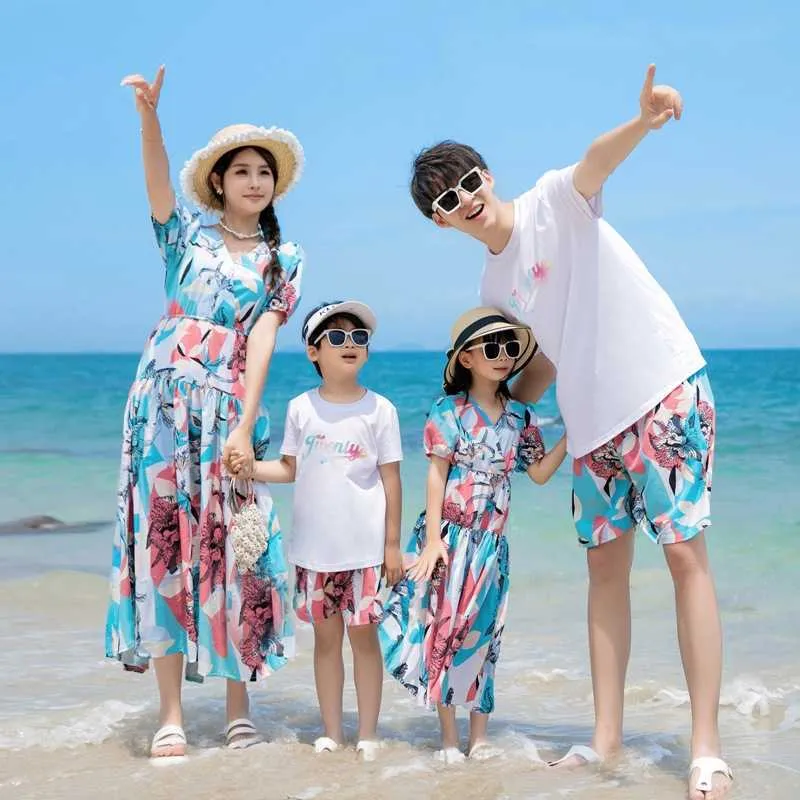 Trajes a juego para la familia Trajes a juego para la familia de verano Playa Mamá Hija Vestidos florales Papá Hijo Camiseta de algodón Pantalones cortos Ropa de pareja Vacaciones