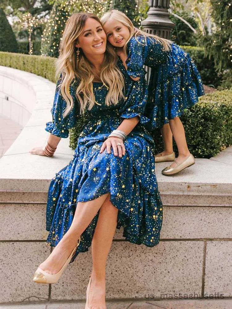 Familjsmatchande kläder Mother Daughter Dresses Family Matching Outfits Summer Glitter Star Print Mamma och Daughter Dress Beach Wears Family Look Clothes R230810