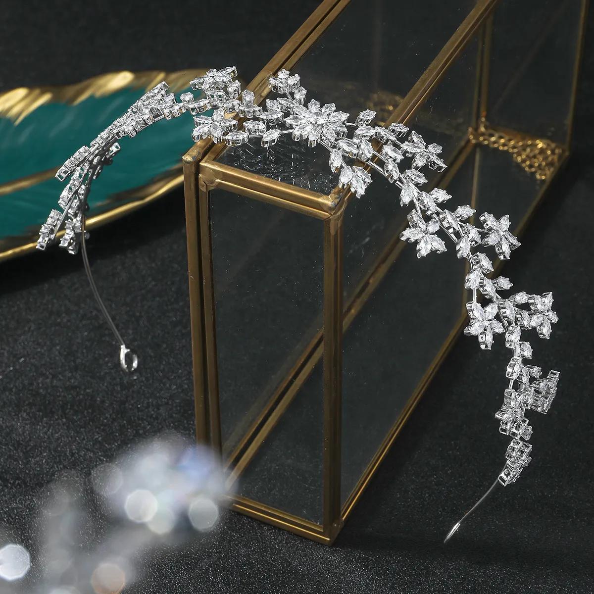 Свадебные украшения для волос ycdzswwl Crystal цветочный головной убор элегантный тиары. Кубические аксессуары из короны циркония для 230809