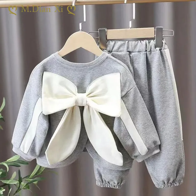 Giyim setleri moda yürümeye başlayan çocuk bebek erkek kız sonbahar kıyafetleri set çocuklar büyük kelebek sweatshirt pantolon 2pcs takım elbise kıyafeti 230810