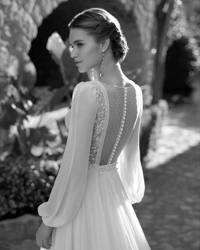 Abito da sposa 2023 Nuovo abito da sposa sexy con scollo a V a maniche lunghe di lusso con abiti da sposa classici da spiaggia eleganti in chiffon con strascico2613