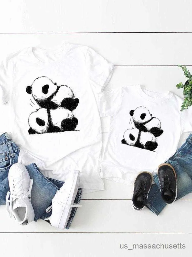 Dopasowanie rodzinnych strojów Rodzina dopasowująca stroje zwierzę zwierząt panda nadruku kobiet dziecko letnie mama mama dziewczyna chłopiec matka koszulka koszulka koszulka ubrania ubrania R230810