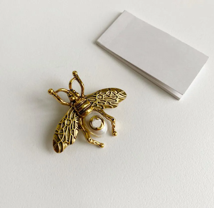 Marka marki litera stalowa broszki pieczęć Kobiety luksus 18 -karatowy złota plastowane pszczoły brązowe brązowe odzież Pinsy modne akcesoria weselne biżuteria no pudełko