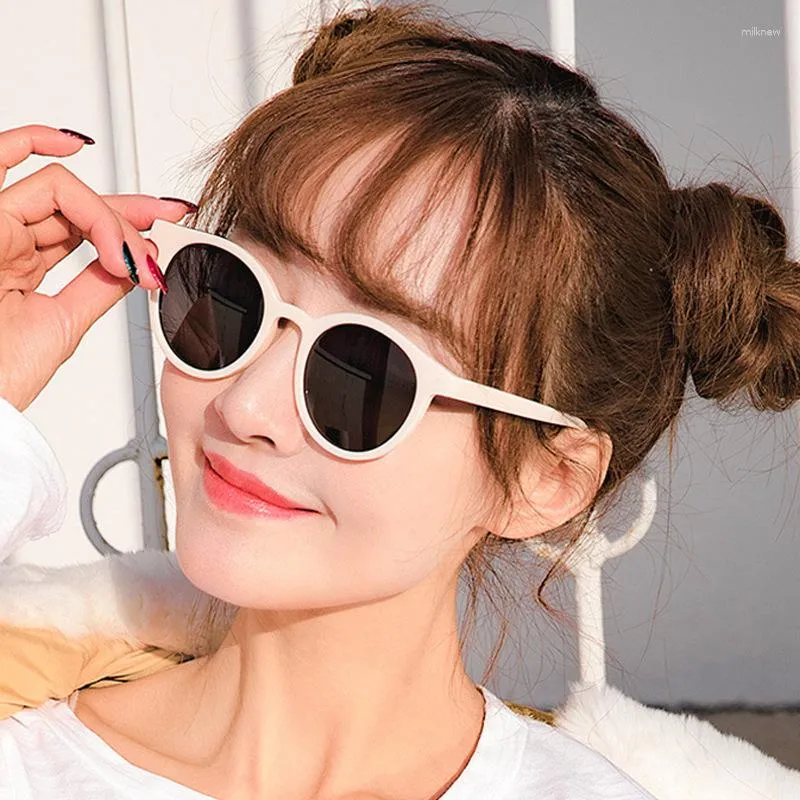 النظارات الشمسية النسخة الكورية جولة الإطار اتجاه الأزياء شبكة Instagram Network Red مع ظلال شاي الحليب الحلوى في الشارع