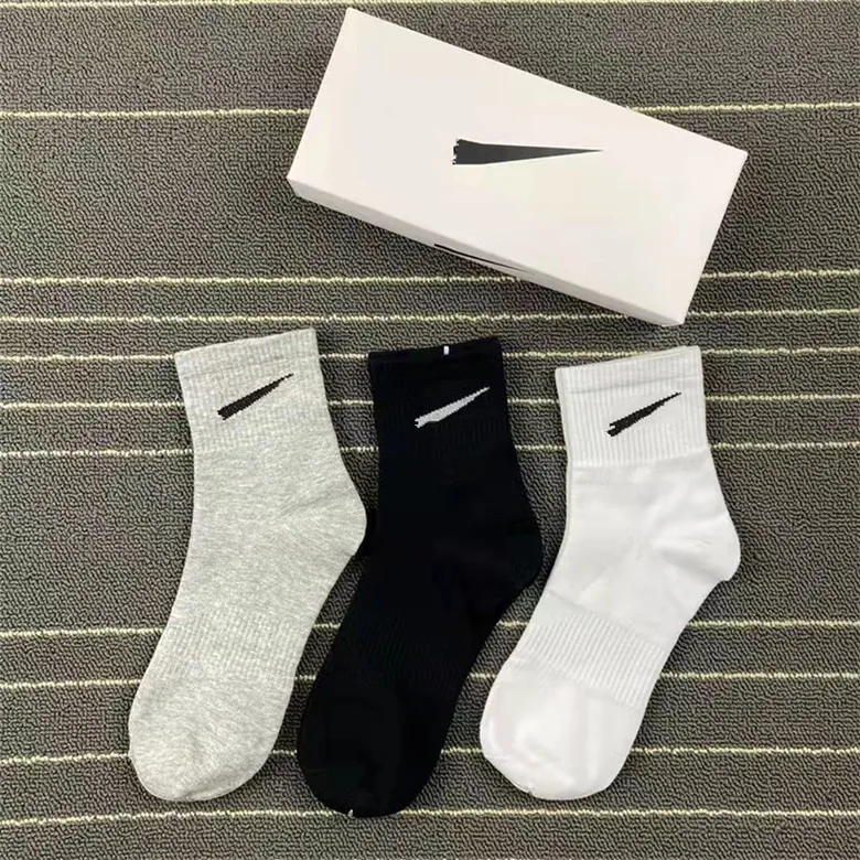 Hombres 2024 Último calcetín Calcetines deportivos Moda para mujer Algodón premium Letra clásica Transpirable 100% algodón puro Blanco y negro Baloncesto Fútbol Caja de regalo al aire libre L5