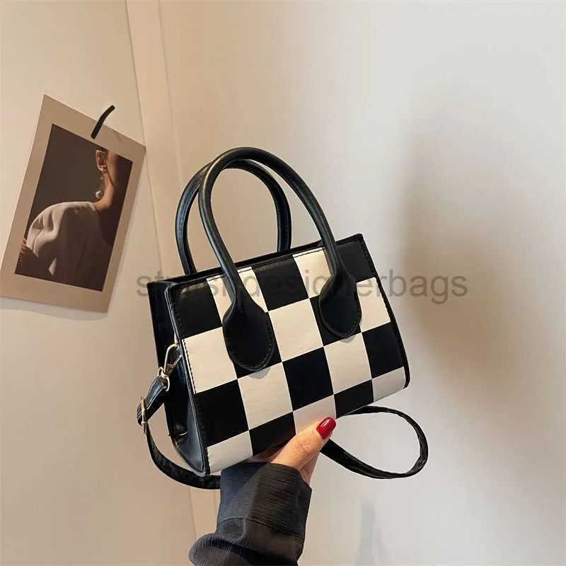 Axelväskor 2023 sommar ny checker hög kapacitet tygväska koreansk version personlig ins en axel handväska enkel och trendig kvinnors bagstylishdesignerbags