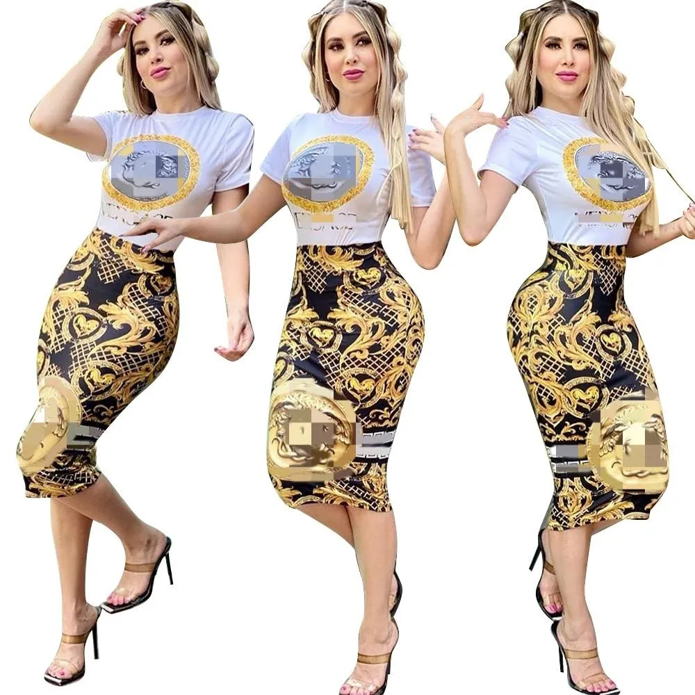 Stampa d'oro vintage Doppi abiti da due pezzi Women Casual Slim T-shirt e Skirt Set da 2 pezzi abiti gratuiti