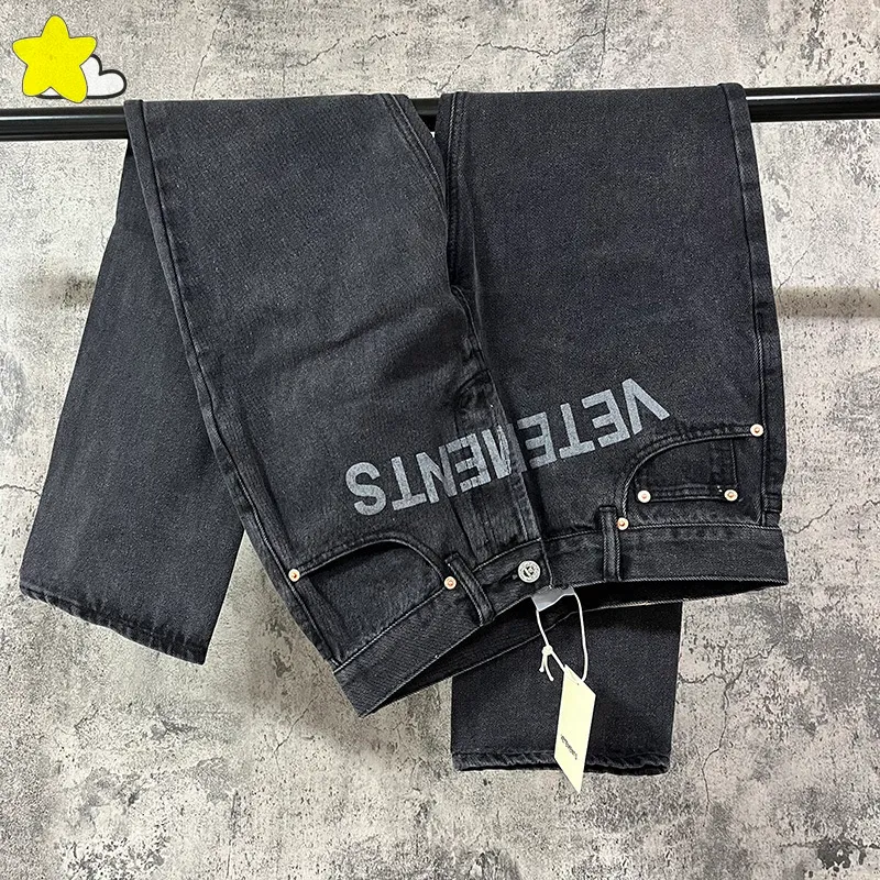 Erkekler Pantolon Vetements Denim Pantolon Erkek Kadınlar Retro Yıkanmış Ağır Kumaş Basit Mektup Baskı Klasik Kot Düğmeleri Cep Siyah VTM Pantolon 231118