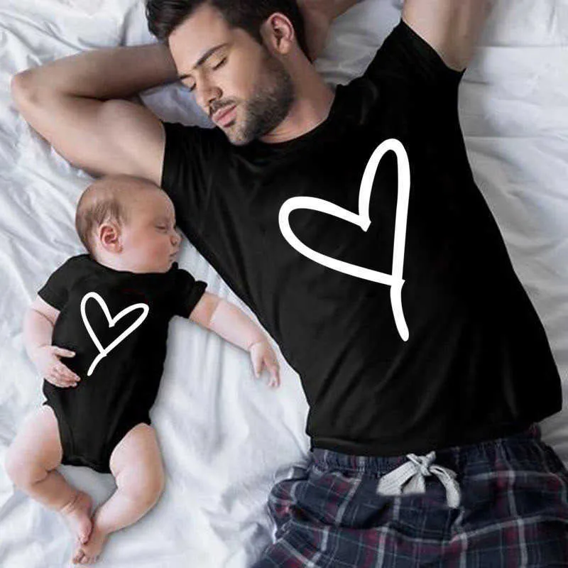 Tenues assorties pour la famille Mode papa et bébé coeur imprimé noir famille correspondant t-shirt maman papa et fils fille look de famille vêtements chemise tenues