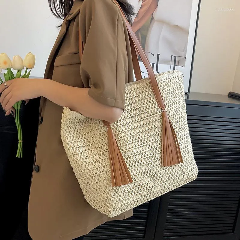 Kvällspåsar Tassel Beach Straw Bag Hucket For Women 2023 Summer Woven Rattan Should Ladies Handbag Clutch Bolso Mujer