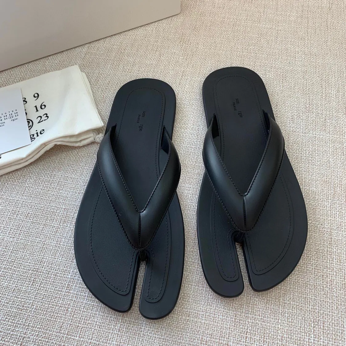 3 цвета Tabi Flip Flops Maisons Margiela Flat Slipper Sandal Designer Shoes Summer Casual Slides Travel Sandale Bool Mens Mens House House Beach На открытом воздухе ползунки