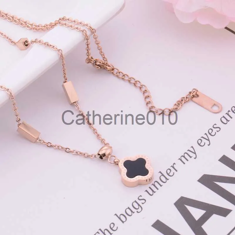 Collares colgantes Cadena de huesos de acero de titanio de oro rosa de moda japonesa y coreana con collar de trébol doblado con múltiples conexiones de acero de titanio n