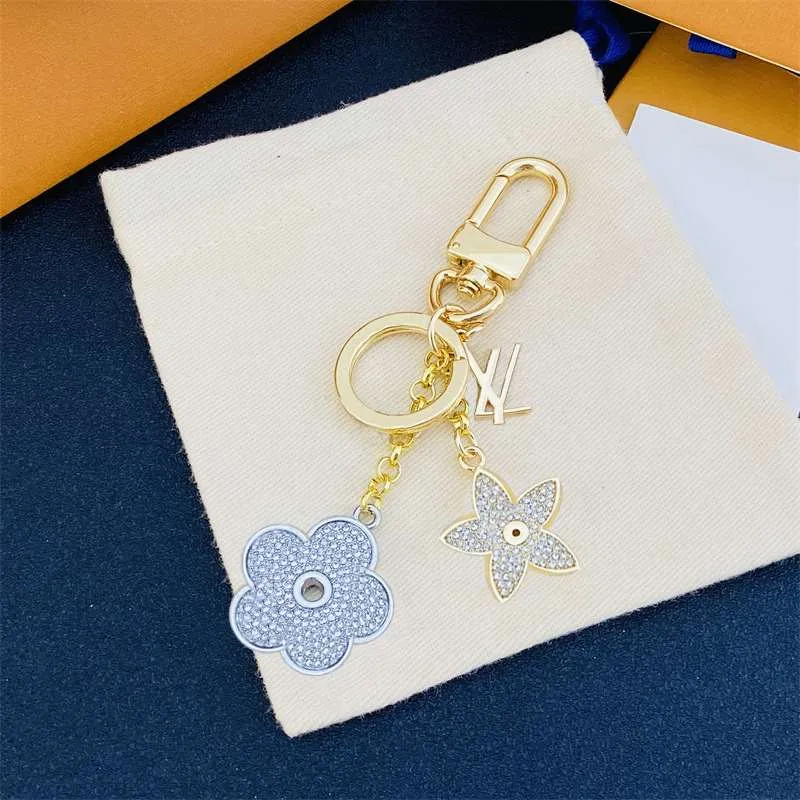 Boetiek Hoge Kwaliteit Sleutelhanger Letter Ingelegd Diamant Emaille Designer Topklasse Autosleutelhanger Damesketting Sieraden Sleutelhanger Merk Tashanger Luxe Cadeau