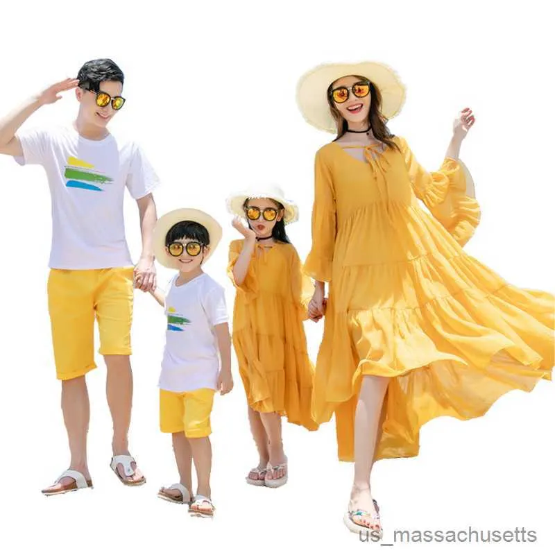 가족 일치 의상 가족 일치하는 의상 엄마 딸 드레스 여름 해변 아빠 아들 티셔츠 가족 모습 휴일 커플 의상 r230811