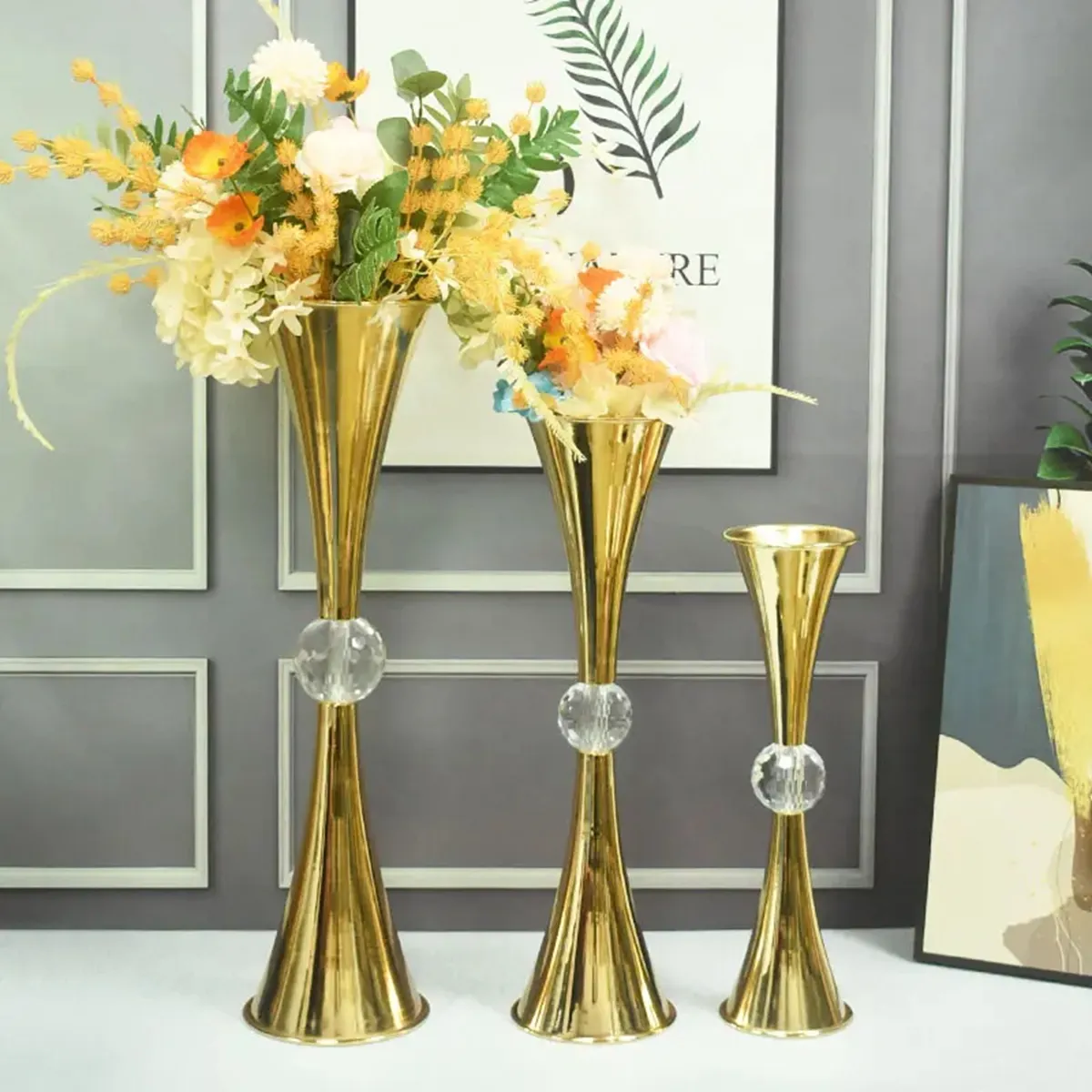 金属製の花瓶：モダンな大きな金の床の花瓶、結婚式のテーブル装飾の 