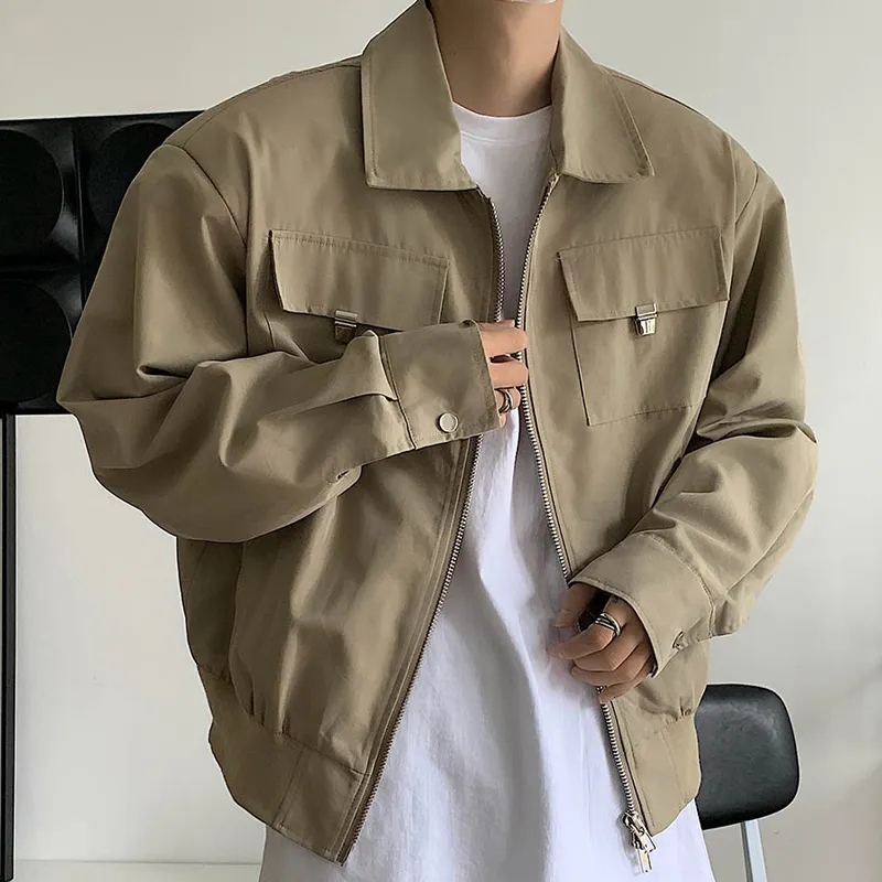 Mäns jackor Simple Lapel Jacket Men Women High Street Short Khaki Baseball Uniform Overized Flera fickor Metall Decoration Bomber Coat 230810