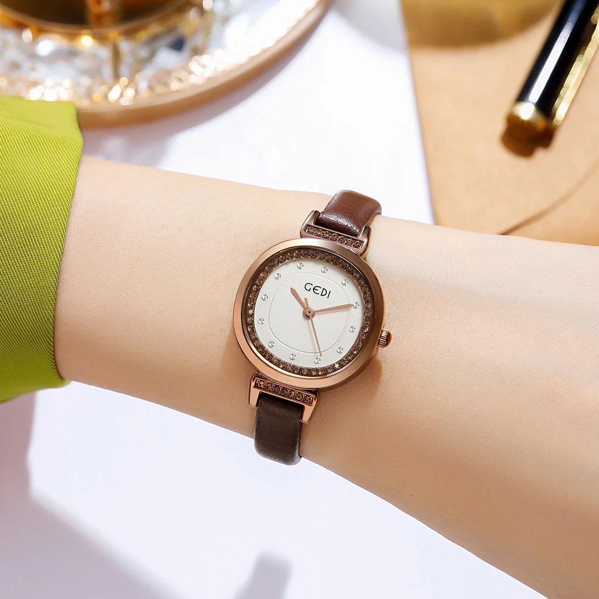 여성 시계 작은 접시와 얇은 벨트 방수 시계로 고품질 고급 패션 석영 시계