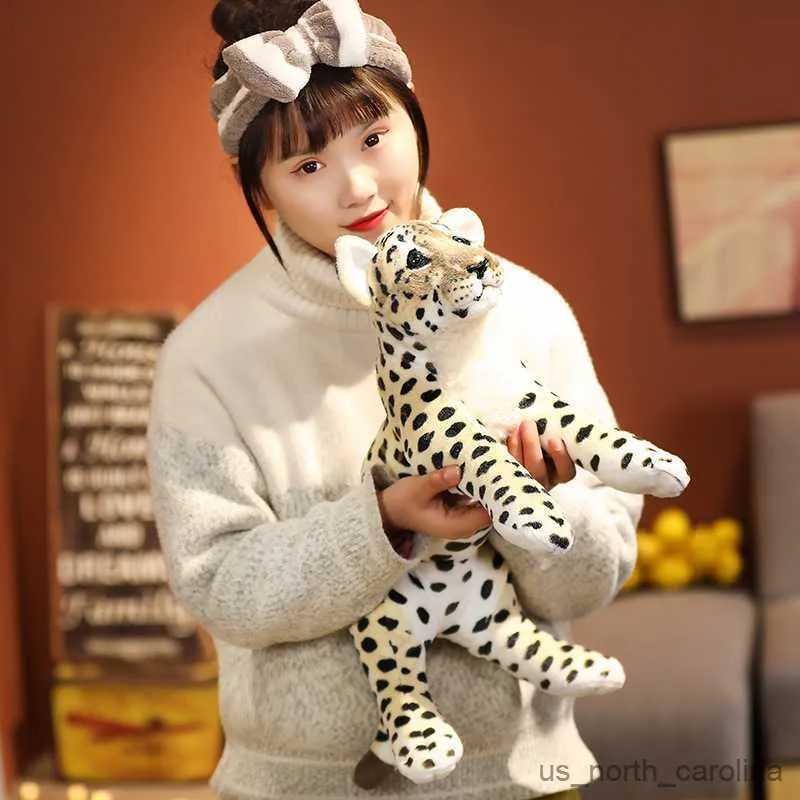 Fyllda plyschdjur 39-58 cm Ny simulering Lion Tiger Leopard Plush Toys Home Decor Stuffed Real Life Animals Dolls Soft for Kids Boys Gift R230811