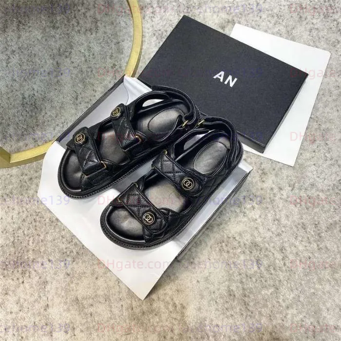 Üst Deri Sandalet Tasarımcısı Slaytlar Kadınlar Düz Sandal Altın Tokalı Kapiteli Yaz Sandles Ayakkabı Platform Ayakkabıları Elmas Sandalet Kayış Plaj Flip Flops