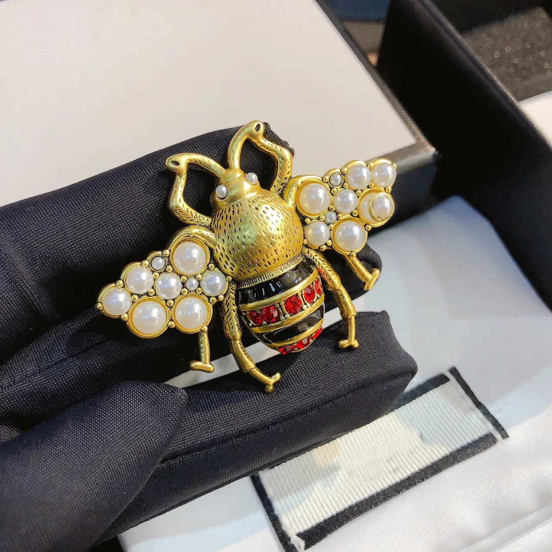 Luksusowy projektant marki podwójne litery Pins broszki kobiety pszczoły kryształ kryształ perłowy platowany złota klamra broszka broszka godna przyjęcie weselne akcesoria