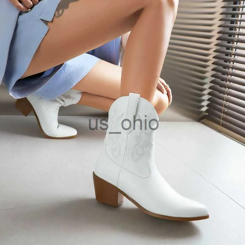 Bottes ippeum Bottes de cowboy blancs pour femmes 2023 Chaussures chunky talons argentés country western femme cowgirl en cuir J230811