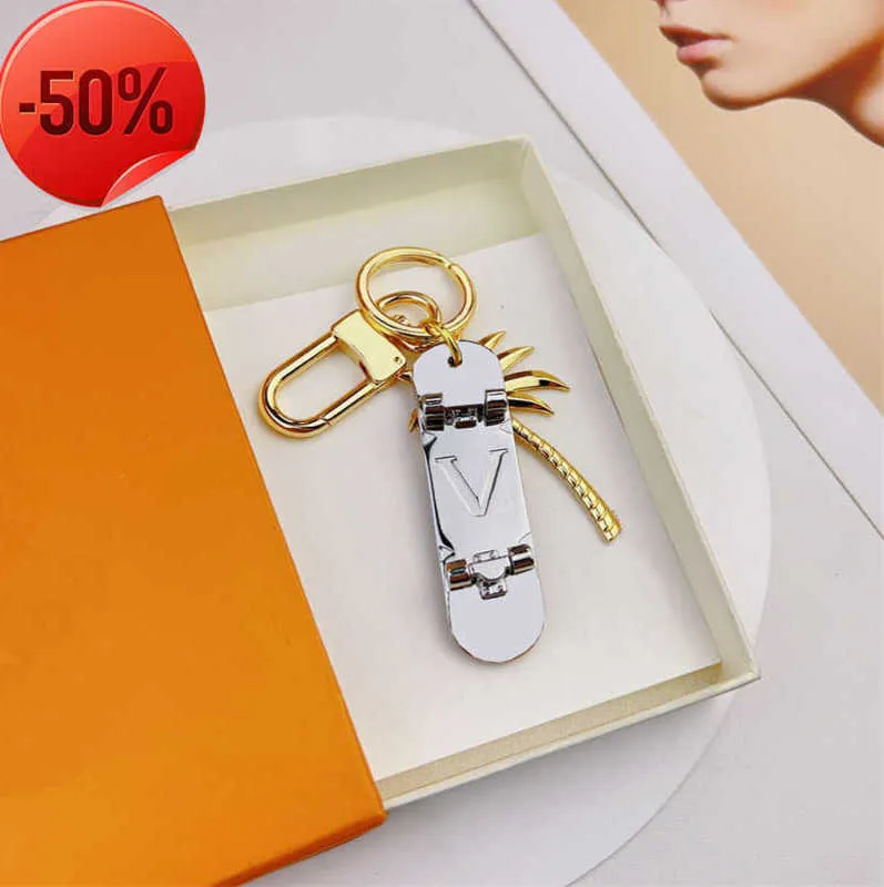 Keychains Lanyards 2023 Designer Skateboard Letter Keychain Bag Charm Pendant Car Keyring Gold Key Chain Mens Women Buckle 995ESS